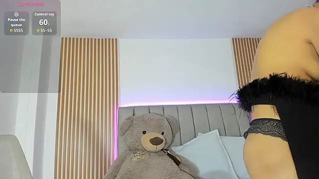 naishaa  online show from September 9, 2025, 6:17 pm