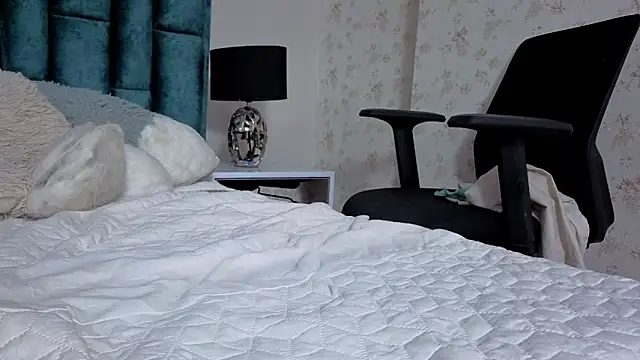 Emma Foxi online show from February 2, 2026, 7:57 pm