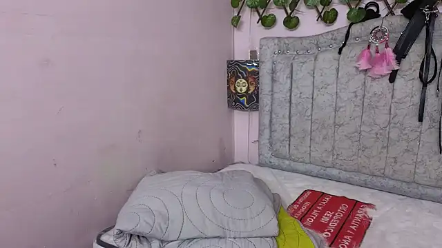 katalinathxandbritney1 online show from October 1, 2025, 7:40 pm