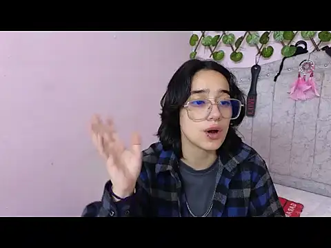 katalinathxandbritney1 online show from September 27, 2025, 9:32 pm