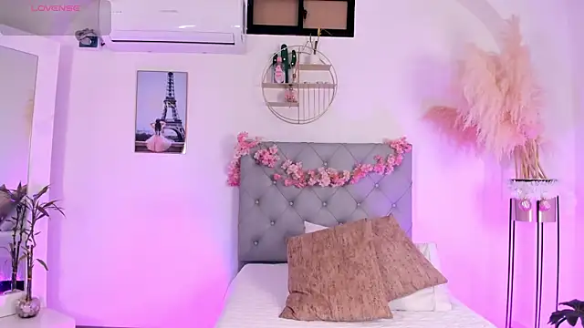 MartinnaGreco online show from December 15, 2025, 8:36 pm