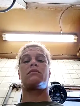 sarahkat86 online show from October 20, 2025, 2:39 pm