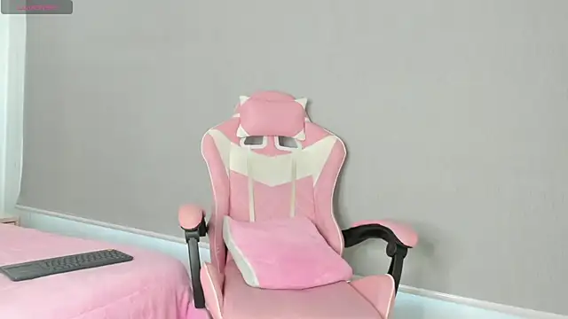 kendal hot01 online show from November 7, 2025, 12:53 pm