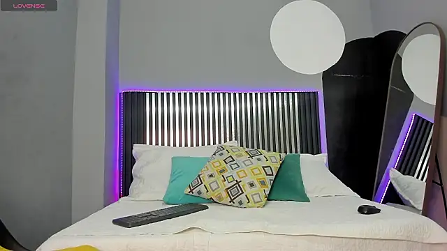 Snapshot of little_lemmons_ chatting on March 8, 2026, 2:42 pm little lemmons online show from March 8, 2026, 2:42 pm