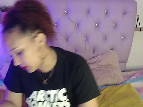 Snapshot of Kristal_Miild chatting on September 9, 2025, 2:21 am Kristal Miild online show from September 9, 2025, 2:21 am