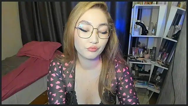 Snapshot of lyra_x chatting on November 24, 2025, 10:32 pm lyra x online show from November 24, 2025, 10:32 pm