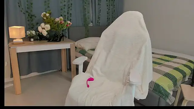 Snapshot of Vanellopes chatting on February 9, 2026, 3:32 pm Vanellopes online show from February 9, 2026, 3:32 pm