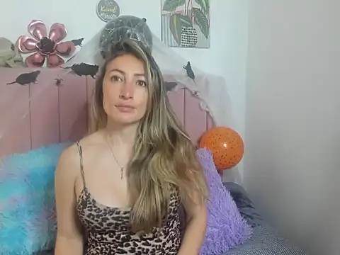 Tania xw online show from October 31, 2025, 1:41 pm