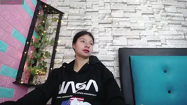 Snapshot of maily_can chatting on November 20, 2025, 1:01 pm maily can online show from November 20, 2025, 1:01 pm