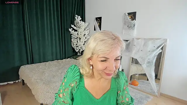 Snapshot of LiliaMoons chatting on October 29, 2025, 9:52 am LiliaMoons online show from October 29, 2025, 9:52 am