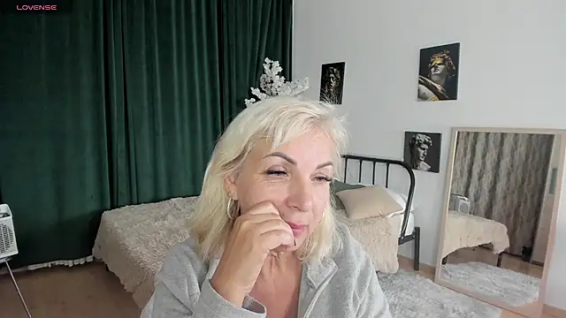 Snapshot of LiliaMoons chatting on October 13, 2025, 11:34 am LiliaMoons online show from October 13, 2025, 11:34 am