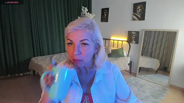 Snapshot of LiliaMoons chatting on October 21, 2025, 11:09 am LiliaMoons online show from October 21, 2025, 11:09 am