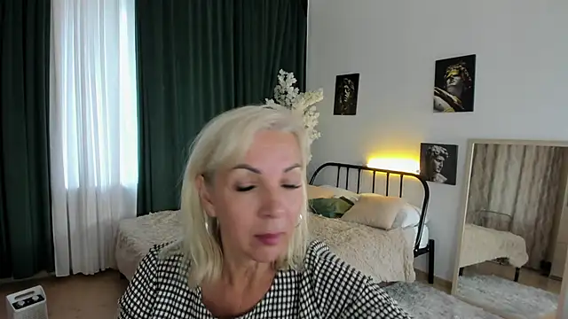Snapshot of LiliaMoons chatting on October 6, 2025, 8:37 am LiliaMoons online show from October 6, 2025, 8:37 am