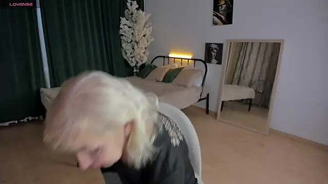 Snapshot of LiliaMoons chatting on November 18, 2025, 9:34 am LiliaMoons online show from November 18, 2025, 9:34 am