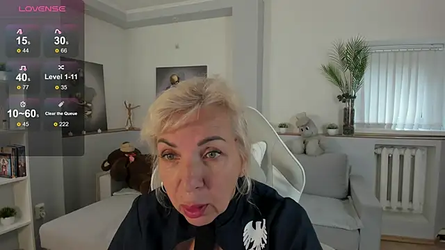 Snapshot of LiliaMoons chatting on October 3, 2025, 8:49 am LiliaMoons online show from October 3, 2025, 8:49 am