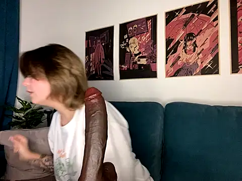 MoonIvy  online show from September 24, 2025, 5:08 pm