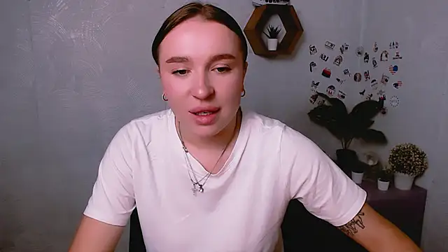 Snapshot of JuliaTopp_ chatting on September 17, 2025, 7:10 am JuliaTopp online show from September 17, 2025, 7:10 am