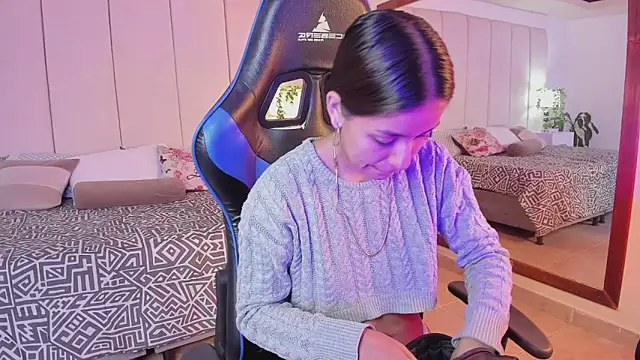 mia rousse25 online show from December 15, 2025, 12:55 pm