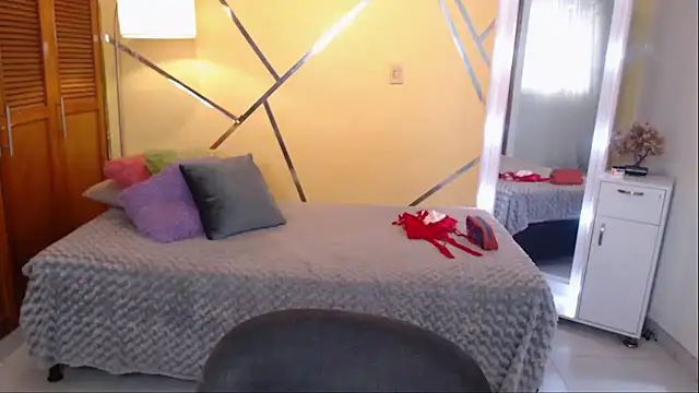 shirleyrojas online show from October 18, 2025, 7:49 pm