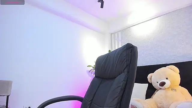 Snapshot of lily_cash1 chatting on November 28, 2025, 2:17 pm lily cash1 online show from November 28, 2025, 2:17 pm