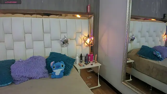 Foxxy Doll online show from May 4, 2026, 2:42 pm