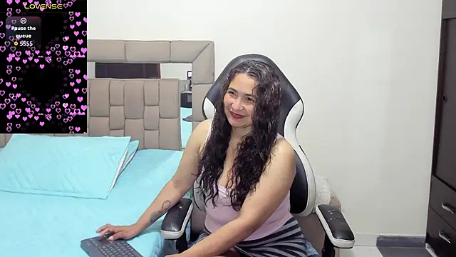 gabrielaponce11 online show from May 6, 2026, 2:43 pm
