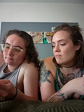 Snapshot of AndHerXO chatting on February 18, 2026, 2:02 pm AndHerXO online show from February 18, 2026, 2:02 pm