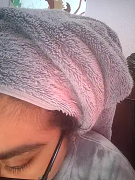 Lovelyrainn online show from November 3, 2025, 1:37 pm