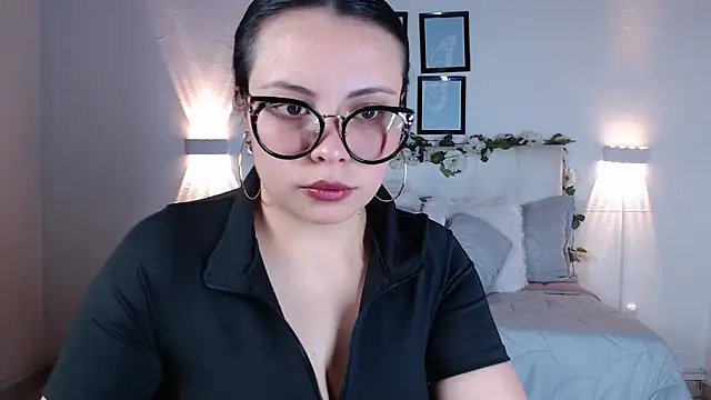 Megan 05  online show from October 18, 2025, 7:05 pm