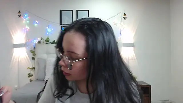 Megan 05  online show from May 19, 2026, 7:32 pm