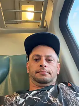 Carlosmauricio123 online show from April 17, 2026, 10:01 pm