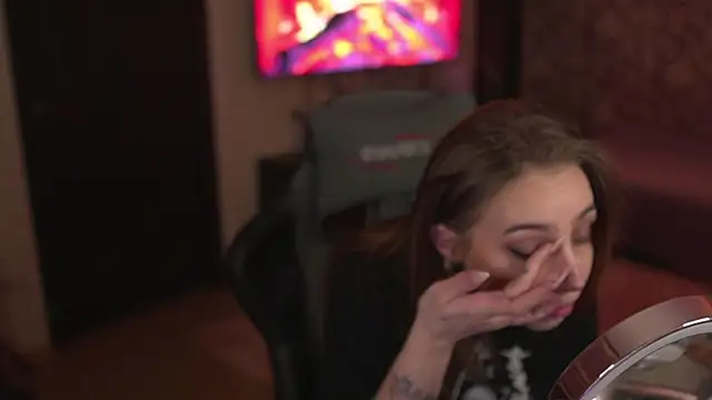 Snapshot of lis_silver chatting on October 31, 2025, 2:24 pm lis silver online show from October 31, 2025, 2:24 pm