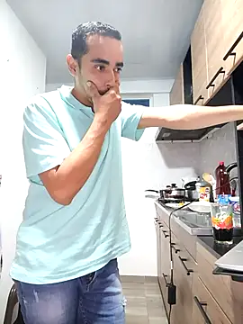 stivenlujan69 online show from January 7, 2026, 3:11 am