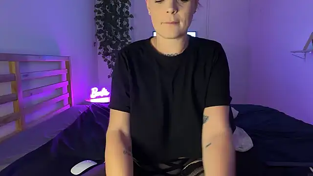 JuliaLaRousse online show from September 21, 2025, 6:13 pm