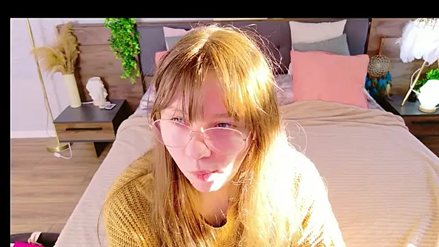Moon  Bunny online show from May 29, 2026, 3:18 pm