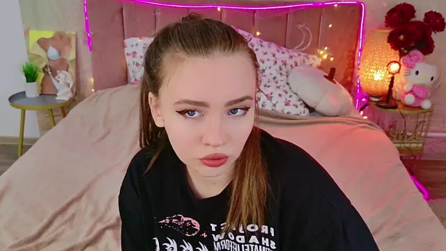 Moon  Bunny online show from February 12, 2026, 12:16 pm