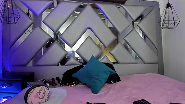 Lorenn Hill online show from October 27, 2025, 5:25 pm