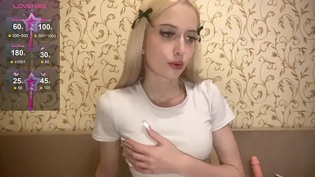 kittywithu online show from October 16, 2025, 6:05 pm