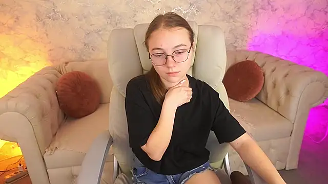 ArrinaWairr online show from November 4, 2025, 8:40 am