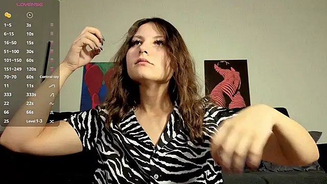 Snapshot of TrixiBell chatting on November 27, 2025, 4:24 am TrixiBell online show from November 27, 2025, 4:24 am