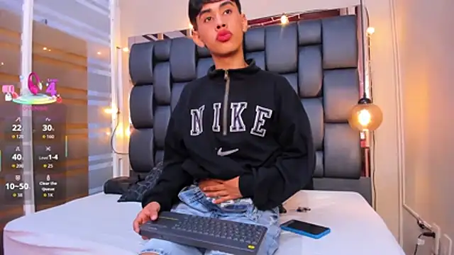 Jim twink online show from November 4, 2025, 7:39 pm