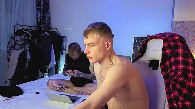 callmealexthx online show from April 15, 2026, 10:32 am