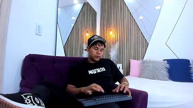 NatyAndCriss online show from October 9, 2025, 11:33 am