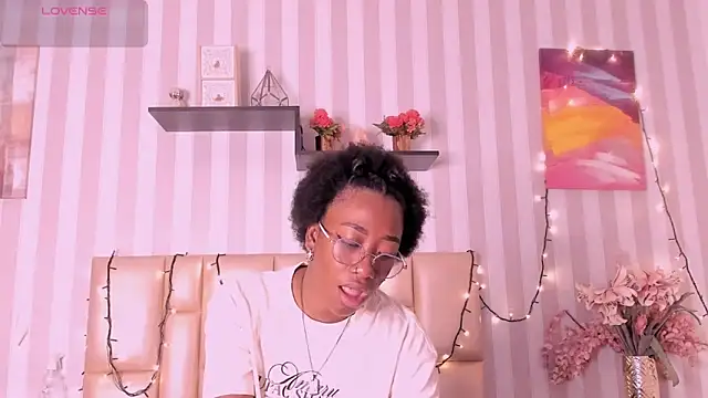 Snapshot of DarkHoneyy chatting on February 20, 2026, 12:51 pm DarkHoneyy online show from February 20, 2026, 12:51 pm