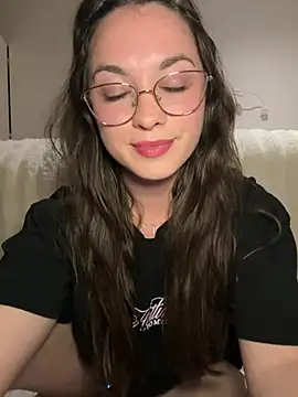 Snapshot of liloush__ chatting on June 1, 2026, 8:08 pm liloush online show from June 1, 2026, 8:08 pm