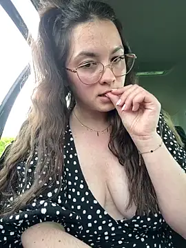 Snapshot of liloush__ chatting on April 21, 2026, 3:29 pm liloush online show from April 21, 2026, 3:29 pm