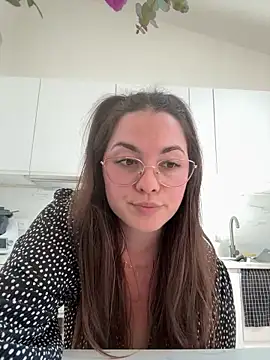 Snapshot of liloush__ chatting on April 20, 2026, 1:45 pm liloush online show from April 20, 2026, 1:45 pm
