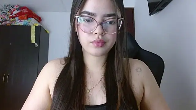 Valentina2390 online show from April 6, 2026, 11:17 pm