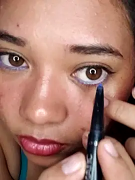 Snapshot of Violethroos chatting on March 10, 2026, 3:43 am Violethroos online show from March 10, 2026, 3:43 am