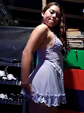 Snapshot of Violethroos chatting on March 23, 2026, 4:23 am Violethroos online show from March 23, 2026, 4:23 am